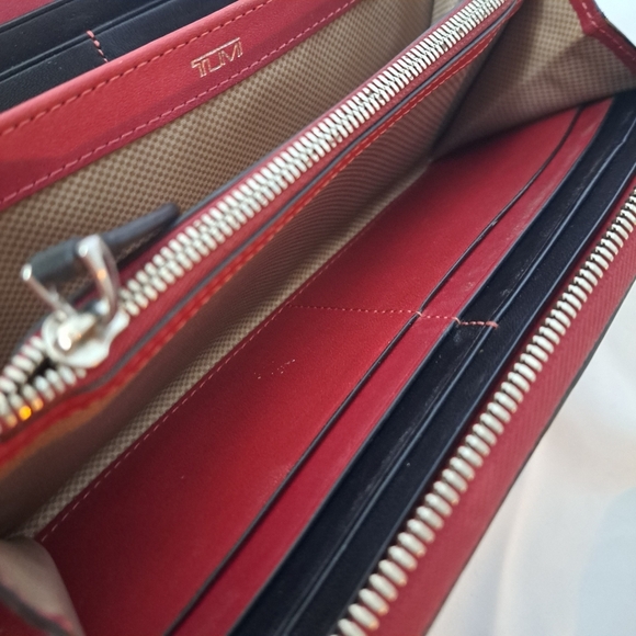 Tumi | Red leather ladies Wallet and black trim - Picture 12 of 14